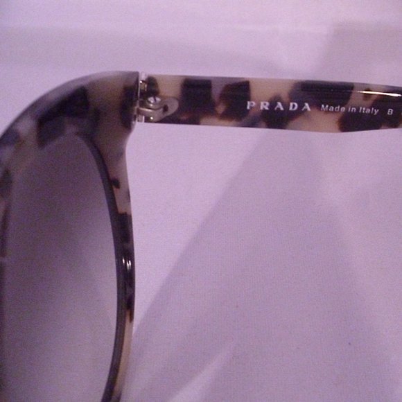 Prada - Picture 3 of 6